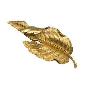 Vintage Signed Crown TRIFARI Gold Tone Leaf Brooch